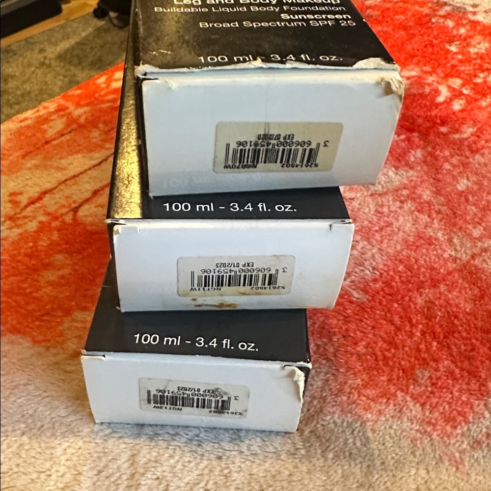 Dermablend Professional Leg and Body Makeup - Black Packaging - Picture 4 of 4